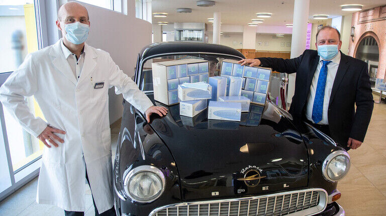 Spende: Der ärztliche Direktor des GPR-Klinikums in Rüsselsheim, Gerd Albuszies, und GPR-Geschäftsführer Achim Neyer (rechts) freuen sich über 12.000 Schutzmasken von Opel. Der Opel Rekord von 1956 steht im GPR-Klinikum im Foyer der Ebene 2. 