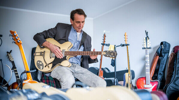 Andere Saiten: Dietmar Kaiser spielt privat Gitarre.