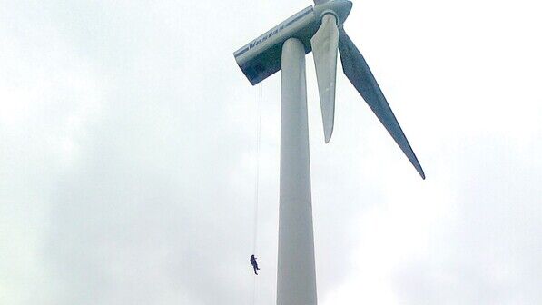 Ein Job mit besonderen Bedingungen: Sich von 100 Meter Höhe an einer Windanlage abzuseilen, erfordert Geschick – und Mut.