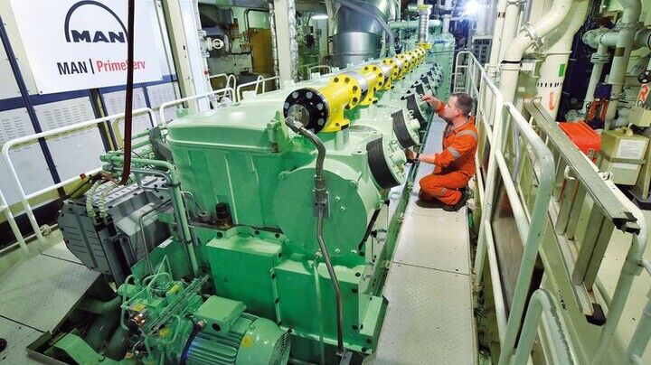 Das Herz des Schiffs: Die Achtzylinder-Maschine kann jetzt auch mit flüssigem Erdgas fahren. Foto: Augustin 