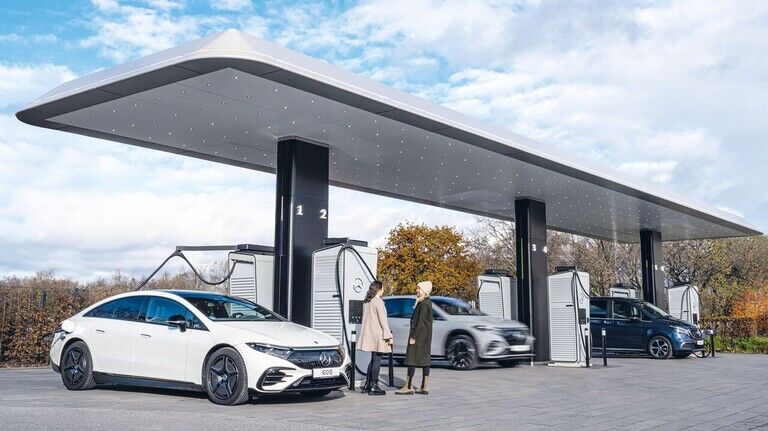 Ohne Ladestationen geht es nicht: Mercedes eröffnete einen eigenen Ladepark in Mannheim – der erste von mehr als 2.000, die geplant sind.
