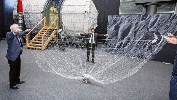 Schon getestet: Mit Netzen soll künftig Schrott im Orbit eingesammelt werden. Foto: Lorenczat