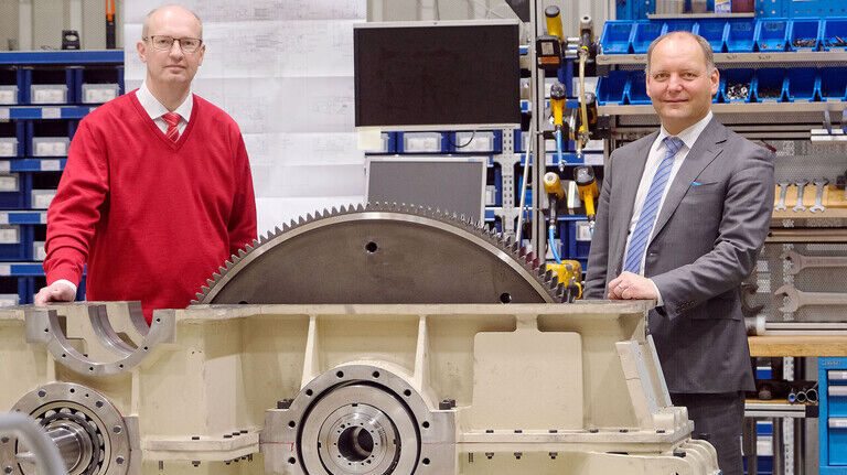 Schiffstechnik für den Weltmarkt: Rainer Golloch (links) und Geschäftsführer Klaus Deleroi präsentieren ein REINTJES-Getriebe.