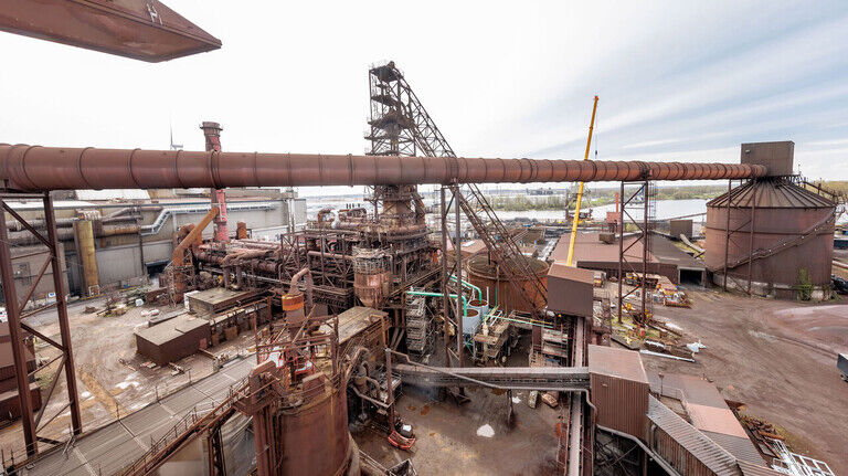 Soll in Zukunft mit Wasserstoff laufen: In Hamburg betreibt ArcelorMittal bereits eine Direktreduktionsanlage.