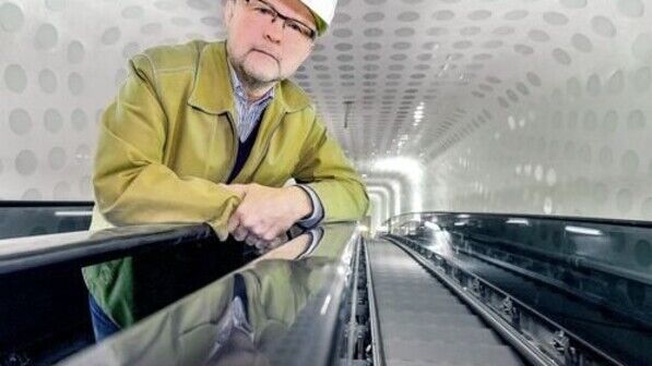 Erfahrener Spezialist: Kone-Projektleiter Heinrich Zeiger auf der 82 Meter langen Rolltreppe. Foto: Augustin