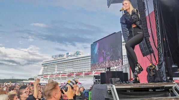 Sie rockte die Werft-Bühne: Sängerin Carolin Niemczyk von der Band „Glasperlenspiel“. Foto: Herzig