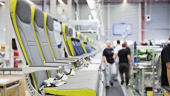 Produktion von Flugzeugsitzen bei Recaro Aircraft Seating: Die Stammbelegschaft verzichtet auf einen Teil ihres Entgelts, damit die Arbeitsplätze sicherer sind. 