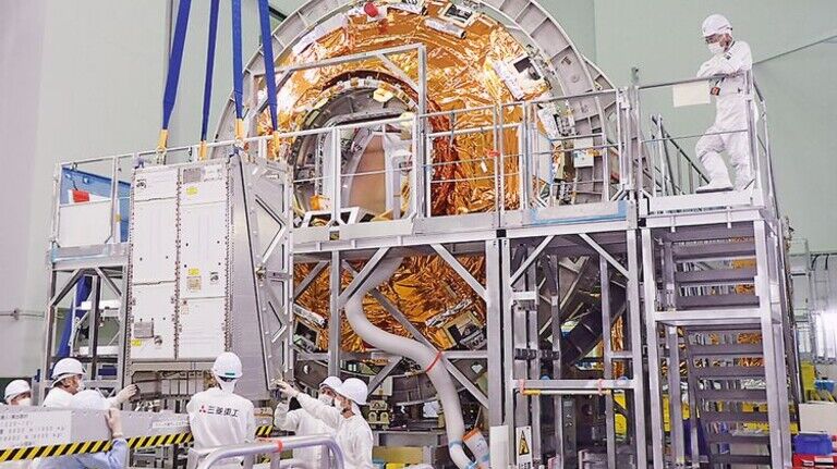 Für die Reise: Das System wurde bei Airbus in Japan in den Raumfrachter gepackt. Foto: Werk