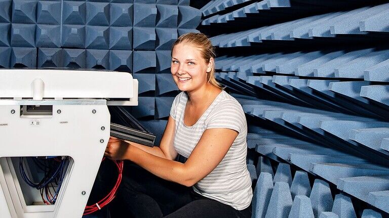Junge Fachkraft: Katharina Vodermaier (hier im Messlabor) kennt sich mit Antennen und Metall aus. 