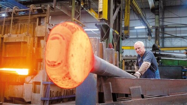 Andreas Giesbrecht mit einem „Riesen-Lolli“: Solche Stahlteile geben zum Beispiel einer Spundwand sicheren Halt.