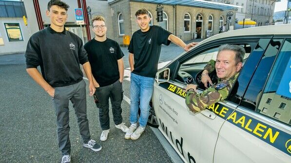 Sie fahren oft mit dem Fifty-fifty-Taxi: Die Alfing-Azubis Ben Schubauer, Max Kraus und Tim Knauer (v. l.). Auch der Taxi-Fahrer freut sich über das zusätzliche Geschäft.