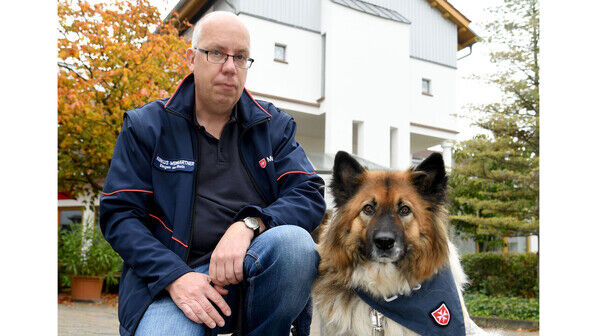Engagiertes Duo: Markus Weingärtner mit Malteserhund Enjoy vor dem Pflegeheim in Gau-Algesheim.