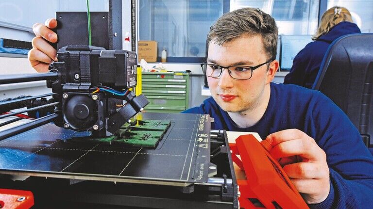 Präzise: Levin Struckmann, der zum technischen Produktdesigner ausgebildet wird, bestückt einen 3-D-Drucker.
