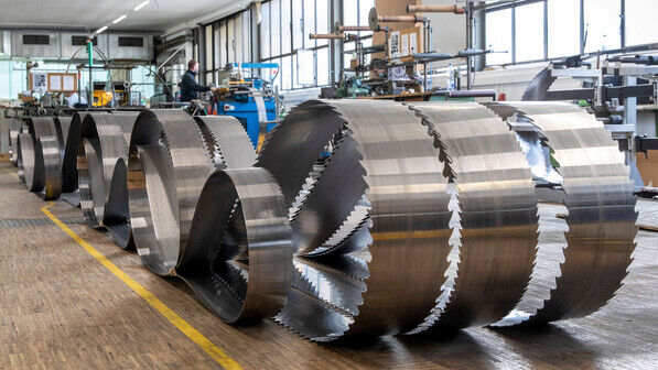 Zackige Wellen: Diese gigantischen Stahlbänder dienen als Sägen in der Holz-Industrie.