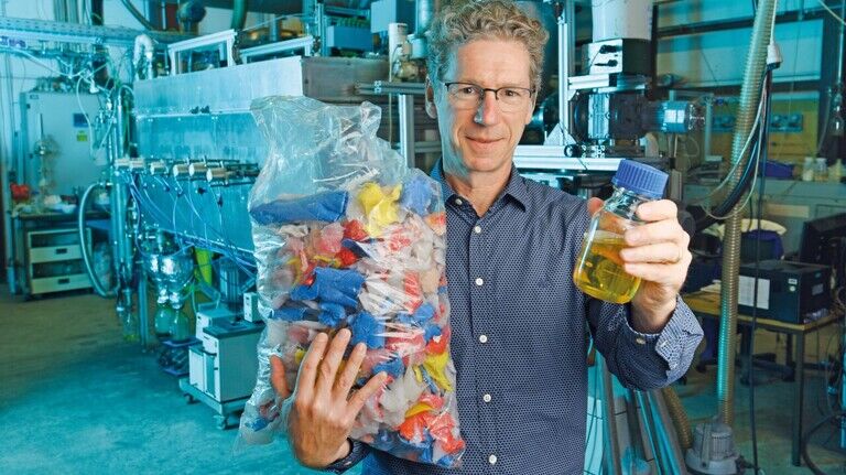 Aus Plastikmüll wird ein Öl: Professor Dieter Stapf vor einer Pyrolyseanlage, die Kunststoffe durch Hitze in kleine Moleküle aufspaltet.