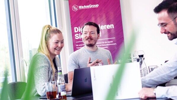 Software-Spezialisten von WeAreGroup bei der Arbeit im Team: Katharina Utsch, David Hannig und Can Genis (von links).