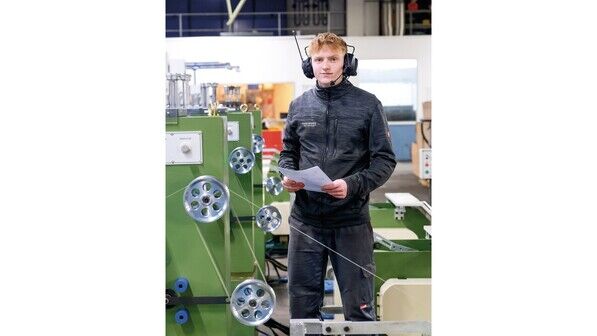 Funk in der Fabrikhalle: Ben Bönighausen macht bei Engelmann seine Ausbildung zum Maschinen- und Anlagenführer.