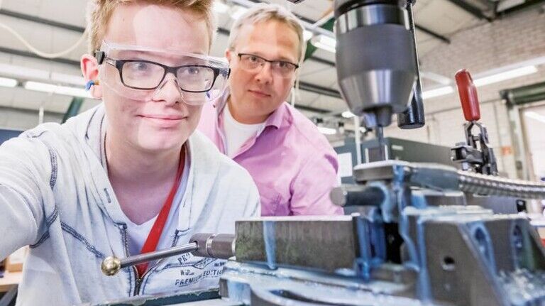 Präzision gefragt: Marcel Willers (links) mit Werkstattleiter Reik Lehmann an einer Bohrmaschine. Foto: Heidrich
