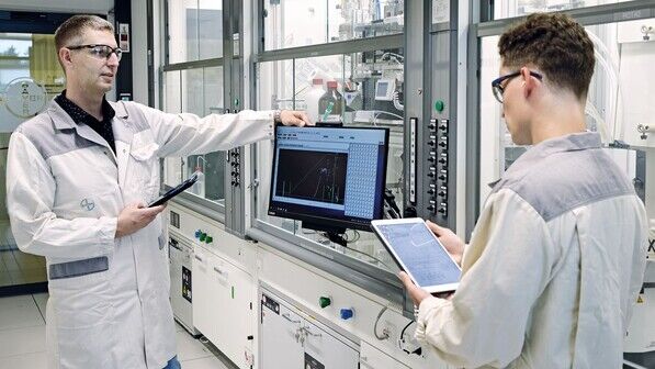 Tablets sind längst festes Zubehör im Bayer-Labor: Peter-Xaver Voits (links) erklärt einem Azubi den Datentransfer in Richtung Anlagensteuerung.