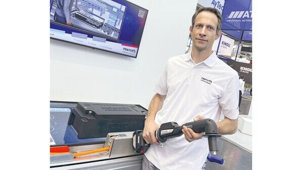 „Ohne Kabel macht mehr Spaß“: Andreas Letsch führt den Funk-Akkuschrauber „Nexo“ für sicherheitskritische Verschraubungen in der Batteriefertigung vor.