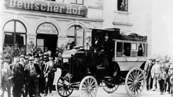 Der Auto-Pionier Daimler erfand auch den Bus: Hier der erste Zehn-PS-Postomnibus, der zehn Personen Platz bot und 1898 den Liniendienst aufnahm. Der allererste Daimler-Bus der Welt (1895) hatte nur fünf PS. Foto: Daimler AG