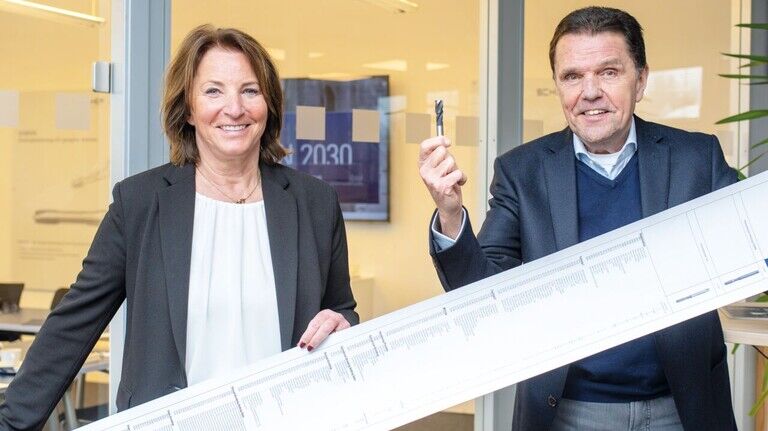 200 digitale Daten für ein einziges Werkzeug: Firmenchef Bernd Schniering und Assistentin Frauke Wüseke mit Ausdruck.