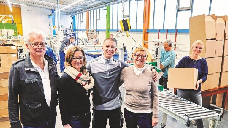 Eingespieltes Team: Die Unternehmerfamilie und einige Beschäftigte in der neuen Produktionshalle. Vorn stehen Jürgen, Nathalie, Christoph und Petra Dres (von links). 