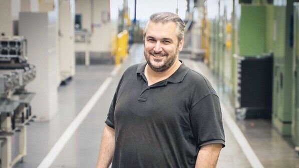 Vor der Umschulung: Serkan Özdemir in der Produktion bei Mercedes… 