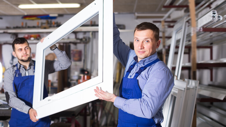 Fenster sanieren oder neu einbauen: Dabei sollte man auf jeden Fall auf geschultes Fachpersonal setzen. 
