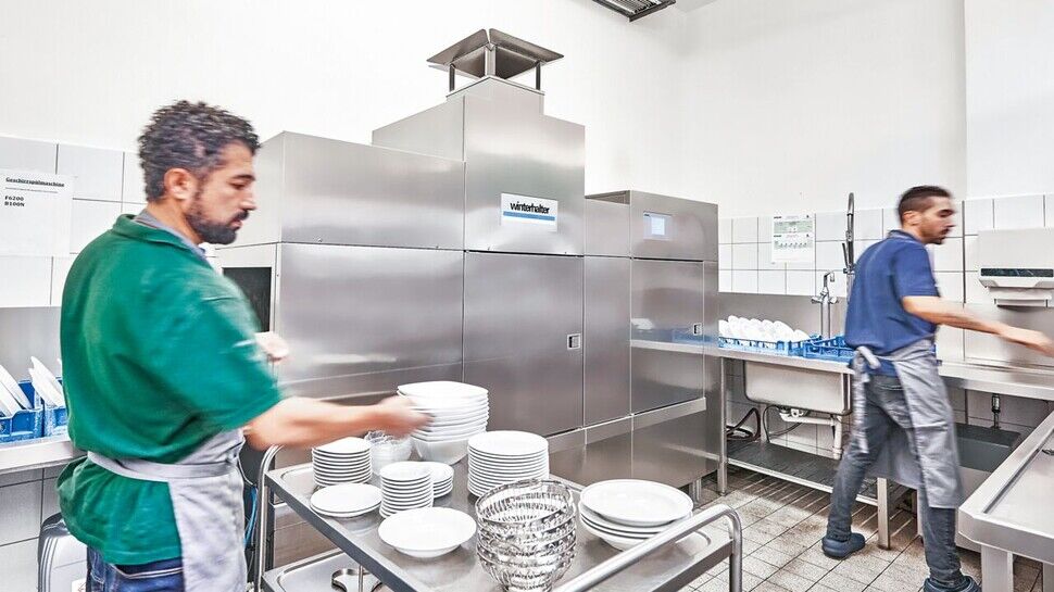 Abwasch-Erlediger für Großküchen: So eine gewerbliche Spülmaschine von Winterhalter schafft bis zu 6.600 Teller pro Stunde! 