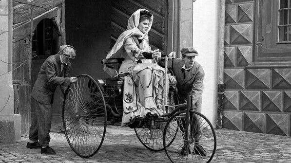 Mutiige Spritztour: 1888 fuhr Bertha Benz, die Ehefrau des Automobilerfinders Carl Benz, mit dem Wagen ihres Mannes von Mannheim nach Pforzheim - und machte so das Auto populär. Mit dabei waren ihre Söhne Eugen und Richard. Foto: Daimler AG
