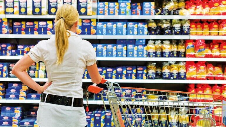 Blick aufs Kleingedruckte: Im Supermarkt lohnt oft ein genauer Preisvergleich.