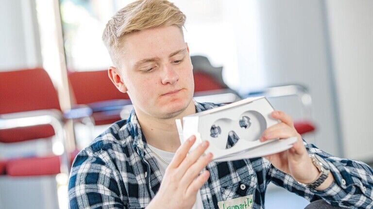 Vorbereitung: Lennart Knorre baut eine VR-Brille aus Pappe, mit der man interaktive 3-D-Filme ansehen kann.