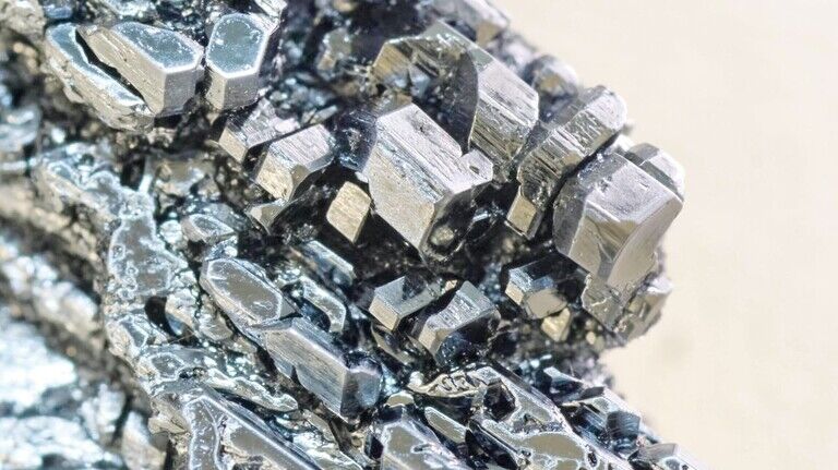 Interessant: Jod bildet metallisch-glänzende, schuppenförmige Kristalle.
