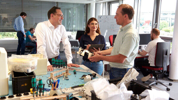 Stark im Team: Holger Frank (links), Chef von Mechatronic in Darmstadt, im Gespräch mit Mitarbeitern der Entwicklungsabteilung.