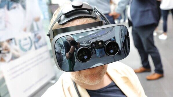 Spannend: Was dieser Mann wohl in der VR-Brille sieht?
