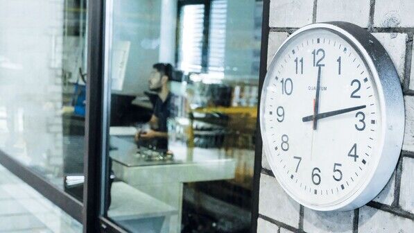 Die Uhr läuft: Maximal zehn Stunden am Tag darf ein Beschäftigter arbeiten.