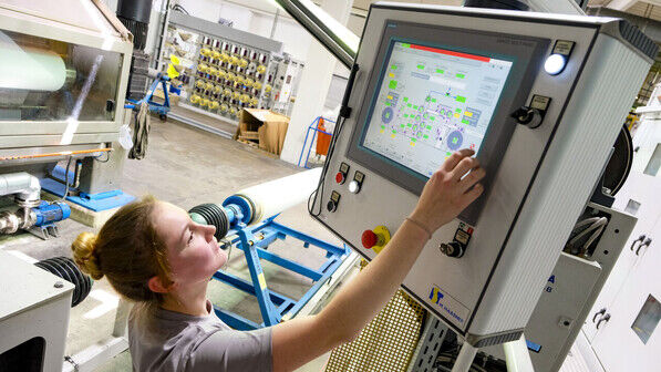 Im Betrieb: Als Maschinen- und Anlagenführerin arbeitet Lisa Heynen an der Herstellung von Segeltuchen. 