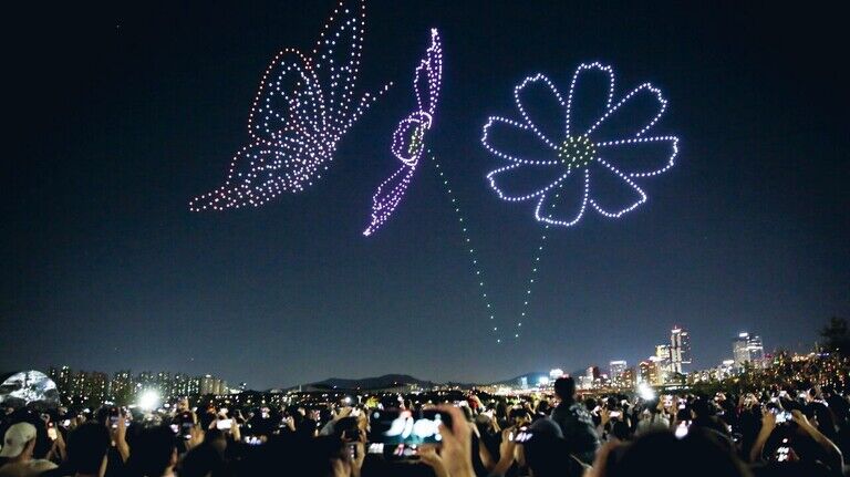 1.000 Drohnen bringen den Himmel von Seoul im Oktober 2023 bei der Hangang River Light Show zum Leuchten.
