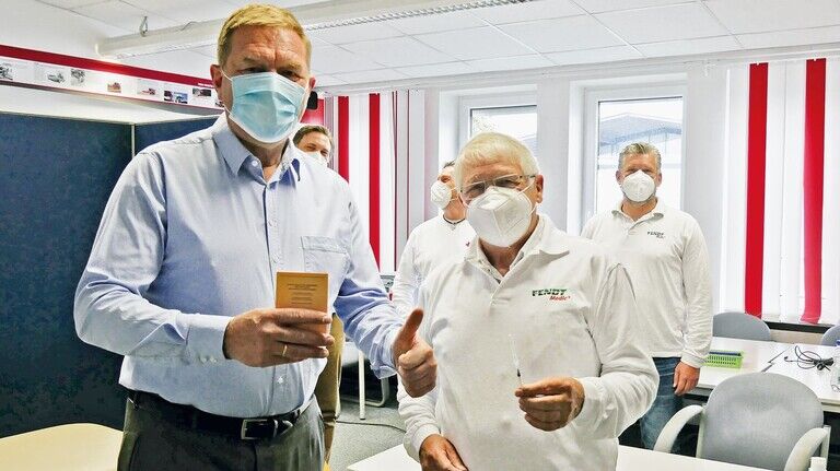 Verantwortung bei Agco-Fendt: Christoph Gröblinghoff (links), Chef des Landmaschinenherstellers, hat sich von den Betriebsärzten zu seinem eigenen, aber auch zum Fremdschutz impfen lassen.