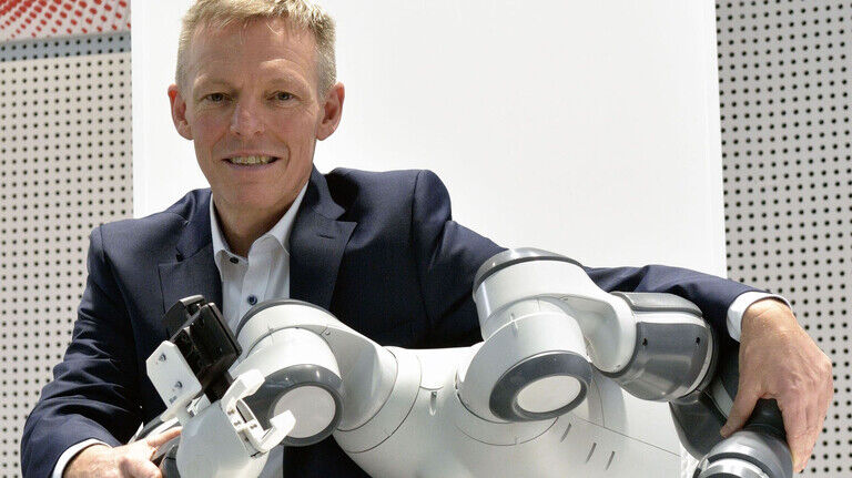 Keine Berührungsängste:Jörg Reger mit seinem Lieblingsroboter YuMi – der mit Menschen Hand in Hand an einer Aufgabe arbeiten kann.