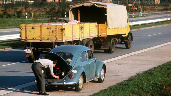 Liegt es vielleicht am Keilriemen? Der Fahrer eines VW-Käfers sucht nach dem Grund für die Antriebslosigkeit.