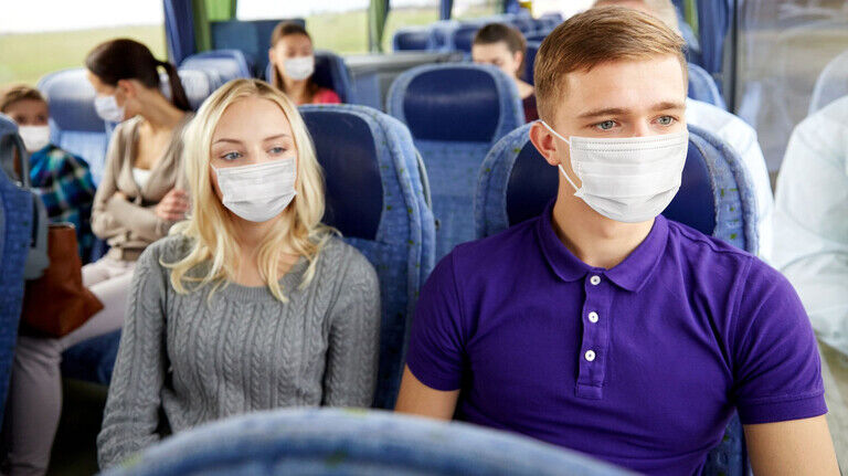 Sicherer reisen im Bus: Die Luftreinigungssysteme von Eberspächer fangen Aerosole und Viren ab.