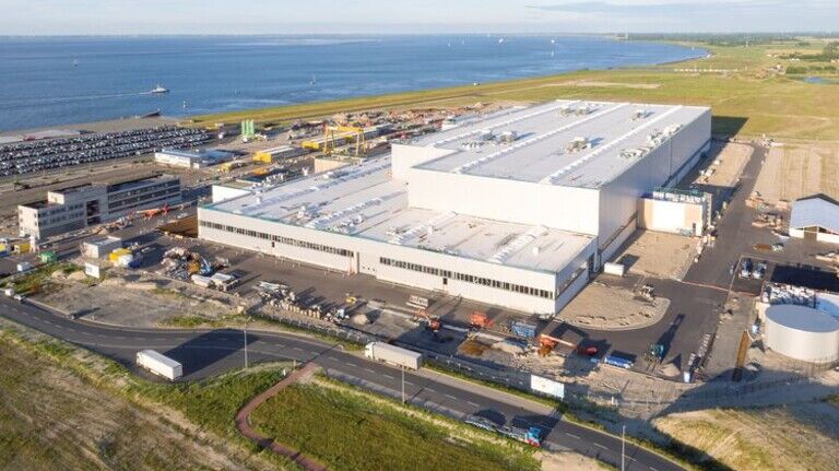 Logistik-Vorteil: Die Fabrik steht direkt an der Nordsee, das erleichtert den Transport. Foto: Siemens Gamesa/Klaus Hofmann