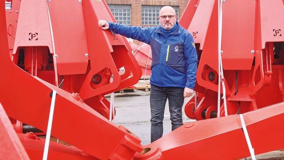 Bestimmt für Portugal: Detlef Seyffarth von Salzgitter Maschinenbau begutachtet einen großen, gerade reparierten „Peiner Greifer“.