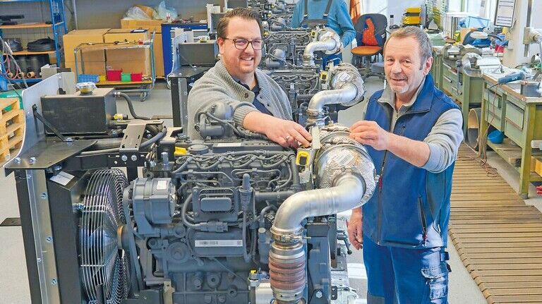 Immer in Kontakt: Olivier Seeger im Gespräch mit Mechaniker Wolfgang Bender, der einen Motor für eine Scherenbühne umbaut.