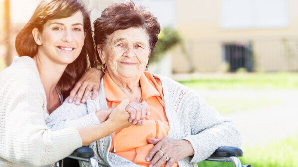 Pflege im Alter: Oft sind es Familienangehörige, die im Falle der Pflegebedürftigkeit schnell reagieren und Hilfe organsieren müssen.