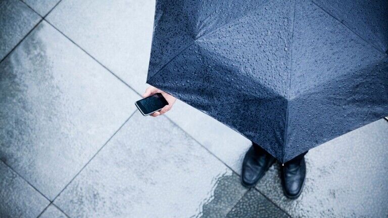 Trocken bleiben: Gut, wenn der Schirm vor Regen schützt oder der „Versicherungsschirm“ einen vor Schaden bewahrt.