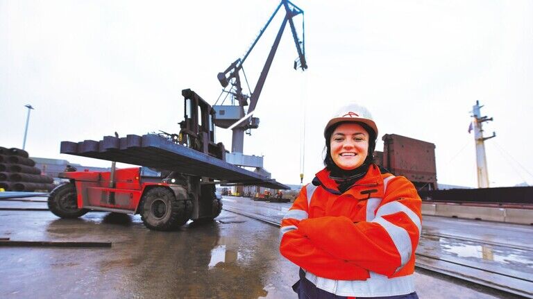 Bei ArcelorMittal: Nadine Stöwing arbeitet als stellvertretende Meisterin Transport in dem Stahlwerk.