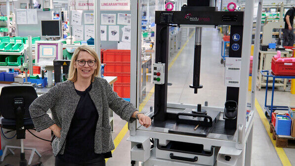 Produktiv: Julia Reichert, geschäftsführende Gesellschafterin bei ROEHMHELD in Laubach, zeigt eine neue Montagehilfe, mit der man schnell zwei Komponenten zusammenfügen kann.